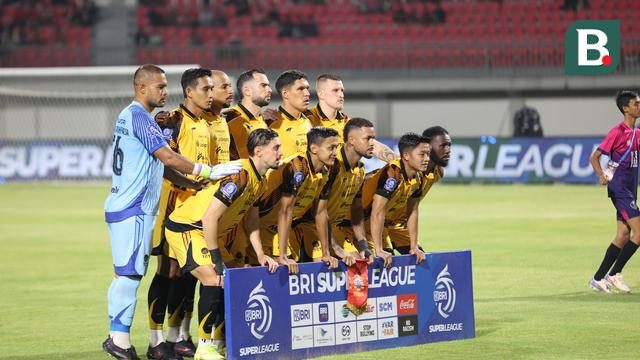 Foto tim pemain Persija Jakarta ketika melawan Madura United pada lanjutan BRI Super League 2025/2026 di Stadion Gelora Ratu Pamelingan, Jumat (24/10/2025) malam WIB. (Bola.com/Abdul Aziz)