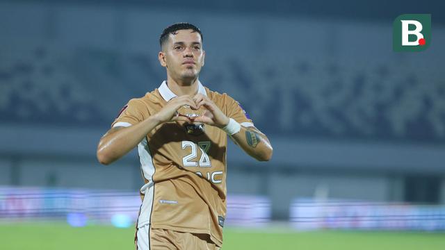 Pemain Dewa United, Alexis Messidoro merayakan gol ke gawang Tainan City FC pada matchday kedua Grup E AFC Challenge League 2025/2026 di Stadion Indomilk Arena, Rabu (29/10/2025) malam WIB. (Bola.com/M Iqbal Ichsan)