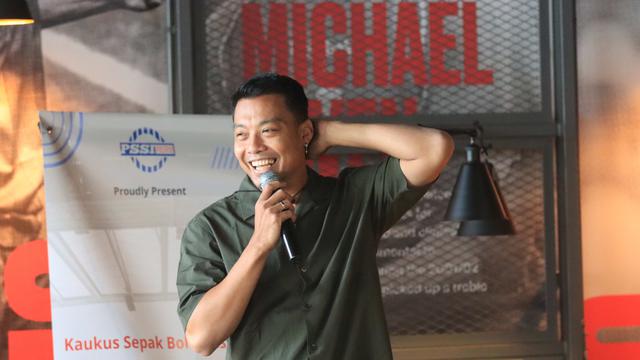 Hamka Hamzah memberikan pertanyaan-pertanyaan pedas pada acara Kaukus Sepak Bola Nasional Nyalakan Nyali Membangun PSSI di My Ten Cafe, Jakarta, Senin (13/2/2023) sore WIB. (Dok. PSSI Pers)