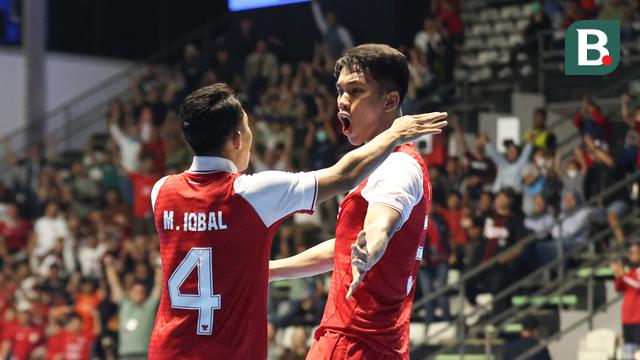 M. Iqbal merayakan gol Timnas Futsal Indonesia ke gawang Latvia pada final Four Nations Cup 2025 di GBK Basket Hall, Senayan, Jakarta, pada Minggu (21/9/2025). (Bola.com/Abdul Aziz)