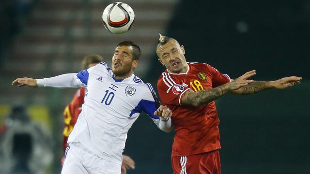 Gelandang timnas Belgia, Radja Nainggolan (kanan) berduel udara dengan pemain Israel, Tomer Hemed, pada laga kualifikas Euro 2016 Grup B, di Stadion king Baudouin (13/10/2015). Belgia mengandalkan agresivitas lini tengah untuk berprestasi maksial di Pranc