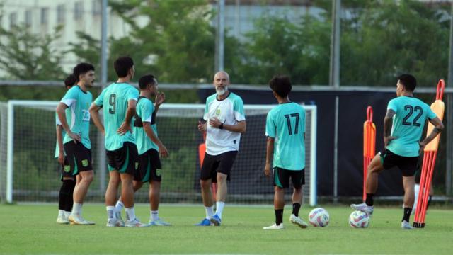 Pelatih Persebaya, Eduardo Perez, dan timnya saat latihan rutin. (Dok. ileague.id)