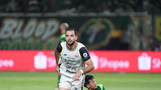 Selebrasi pemain Persija Jakarta, Jordi Amat usai membobol gawang Persebaya Surabaya dalam laga pekan kesembilan BRI Super League 2025/2026 di Stadion Gelora Bung Tomo, Surabaya, Sabtu (18/10/2025). (Dok. Persija)