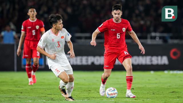 Bek Timnas Indonesia, Sandy Walsh (kanan) menguasai bola dibayangi bek Vietnam, Vo Minh Trong pada laga Grup F kualifikasi Piala Dunia 2026 Zona Asia di Stadion Utama Gelora Bung Karno (SUGBK), Senayan, Jakarta, Kamis (21/3/2024). (Bola.com/Bagaskara Lazuardi)