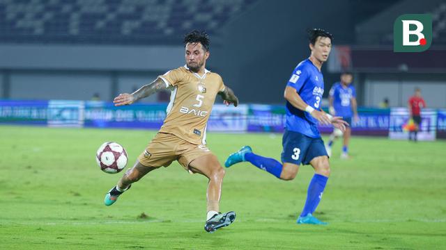 Pemain Dewa United, Stefano Lilipaly, melepaskan tendangan saat melawan Tainan City FC pada matchday kedua Grup E AFC Challenge League 2025/2026 di Stadion Indomilk Arena, Rabu (29/10/2025) malam WIB. (Bola.com/M Iqbal Ichsan)