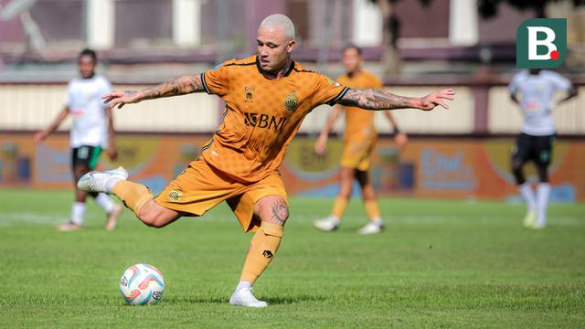 Pemain Bhayangkara FC, Radja Nainggolan bersiap melepaskan tendangan saat menghadapi PSS Sleman pada laga pekan ke-25 BRI Liga 1 2023/2024 di Stadion PTIK, Jakarta Selatan, Kamis (22/2/2024). (Bola.com/Bagaskara Lazuardi)