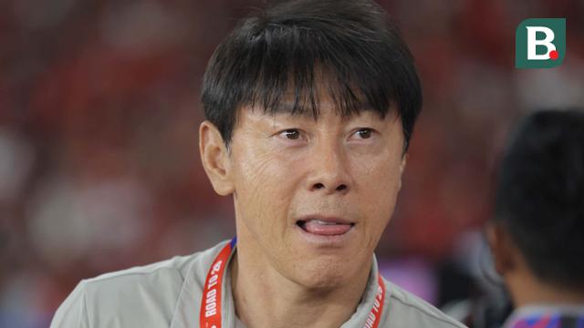 Pelatih Timnas Indonesia, Shin Tae-yong, saat melawan Australia pada laga kedua Grup C Kualifikasi Piala Dunia 2026 Zona Asia di Stadion Utama Gelora Bung Karno (SUGBK), Jakarta Pusat, pada Selasa (10/9/2024). (Bola.com/Bagaskara Lazuardi)