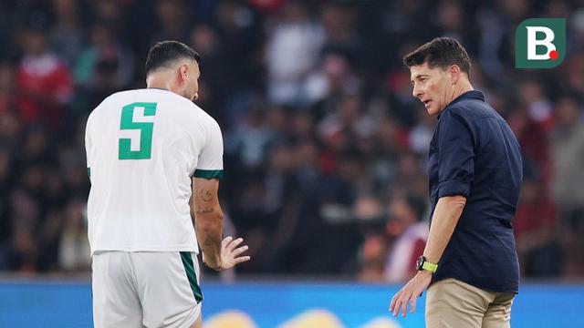 Pelatih Timnas Irak, Jesus Casas saat menghadapi Timnas Indonesia di Stadion Utama Gelora Bung Karno, Jakarta, Kamis (6/6/2024). (Bola.com/Abdul Aziz)