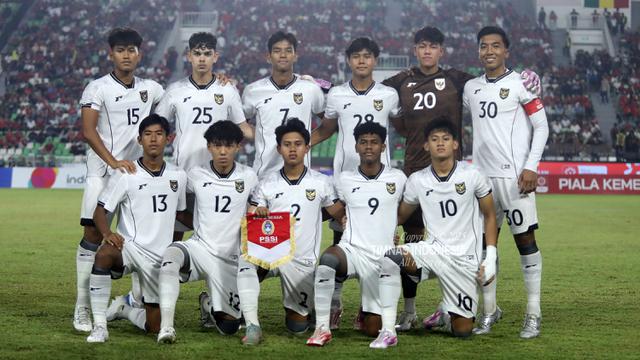 Timnas Indonesia U-17 mengakhiri Piala Kemerdekaan 2025 dengan predikat runner-up. Hasil tersebut didapatkan Skuad Garuda Muda kalah dengan skor 1-2 dari Mali dalam laga terakhir yang berlangsung di Stadion Utama Sumatera Utara, Deli Serdang, Senin (18/8/2025) malam WIB. (Dok. PSSI)