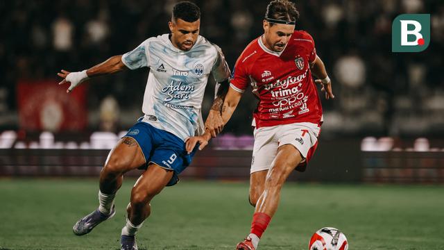 Thijmen Goppel (kanan) berupaya lepas dari penjagaan Anton Fase pada laga BRI Super League 2025/2026 antara Bali United vs PSIM Yogyakarta di Stadion Kapten I Wayan Dipta, Sabtu (20/9/2025) malam WIB. (Bola.com/Alit Binawan)