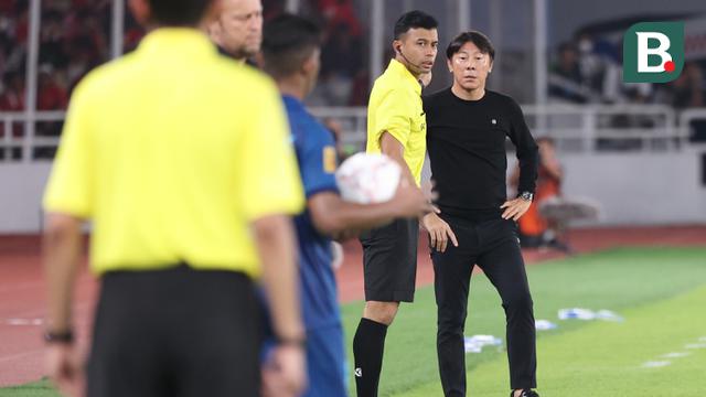 Ekspresi kemarahan pelatih Timnas Indonesia, Shin Tae-yong terhadap pelatih Thailand, Alexandre Polking dalam laga matchday ketiga Grup A Piala AFF 2022 di Stadion Utama Gelora Bung Karno, Senayan, Jakarta, Kamis (29/12/2022) sore WIB. (Bola.com/Abdul Aziz)