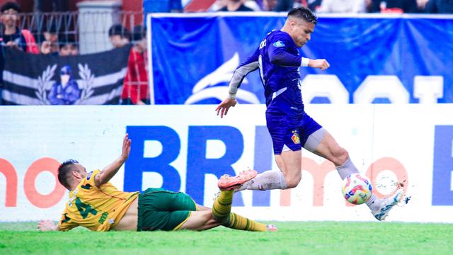 Momen ketika striker Persik, Ramiro Fergonzi, berhasil melewati bek Persebaya, Dime Dimov, pada laga pekan ke-31 BRI Liga 1 2024/2025 di Stadion Brawijaya, Kota Kediri, Senin (5/5/2025). Persik Kediri dan Persebaya Surabaya bermain imbang 3-3 dalam laga tersebut. (Bola.com/Gatot Sumitro)