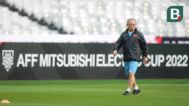 Pelatih Timnas Vietnam, Park Hang-seo saat latihan resmi menjelang laga semifinal Piala AFF 2022 melawan Timnas Indonesia yang berlangsung di Stadion Utama Gelora Bung Karno (SUGBK), Jakarta, Kamis (05/01/2023). (Bola.com/Bagaskara Lazuardi)