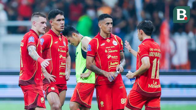 Pemain Persija Jakarta tampak kecewa setelah dipaksa bermain imbang 1-1 dengan Bali United dalam lanjutan BRI Super League 2025/2026 di Jakarta International Stadium (JIS), Minggu (14/9/2025) malam WIB. (Bola.com/M Iqbal Ichsan)
