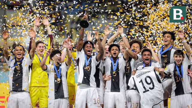 Selebrasi para pemain Timnas Jerman U-17 di podium dengan trofi juara setelah mengalahkan Timnas Prancis U-17 melalui adu penalti pada laga final Piala Dunia U-17 2023 di Stadion Manahan, Solo, Sabtu (2/12/2023). (Bola.com/Bagaskara Lazuardi)
