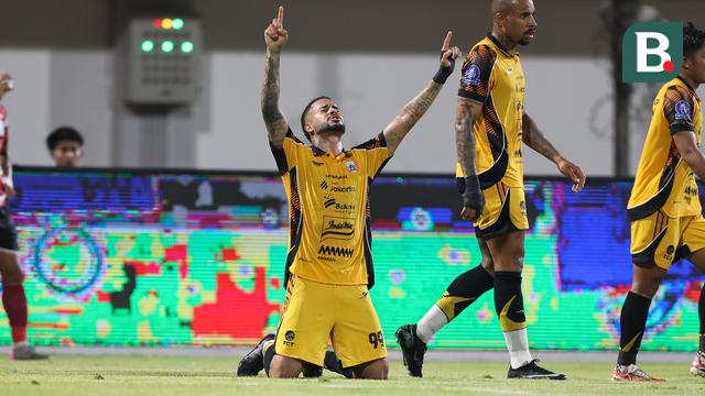 Selebrasi penyerang Persija Jakarta, Emaxwell usai mencetak gol ke gawang Madura United pada lanjutan BRI Super League 2025/2026 di Stadion Gelora Ratu Pamelingan, Jumat (24/10/2025) malam WIB. (Bola.com/Abdul Aziz).