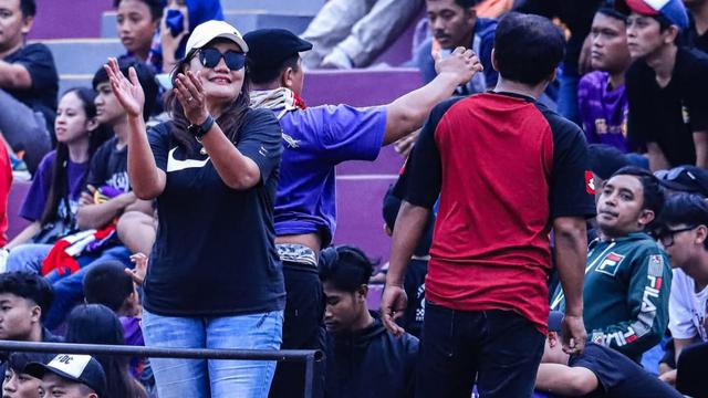 Suporter Persik Kediri. (Bola.com/Gatot Sumitro)