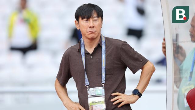 Reaksi kecewa pelatih Timnas Indonesia, Shin Tae-yong saat menghadapi Irak pada laga Grup F putaran kedua Kualifikasi Piala Dunia 2026 zona Asia di Stadion Utama Gelora Bung Karno (SUGBK), Senayan, Jakarta, Kamis (6/6/2024). (Bola.com/M Iqbal Ichsan)