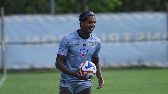 Ramon Tanque menjalani sesi latihan bersama Persib Bandung. (Dok. Persib)