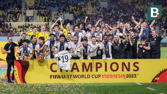 Selebrasi para pemain Timnas Jerman U-17 dengan trofi juara setelah mengalahkan Timnas Prancis U-17 melalui adu penalti pada laga final Piala Dunia U-17 2023 di Stadion Manahan, Solo, Sabtu (2/12/2023). (Bola.com/Bagaskara Lazuardi)