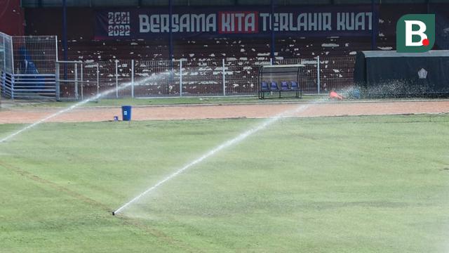 Proses renovasi dan pembenahan Stadion Brawijaya Kota Kediri terus dikebut agar Persik bisa menggelar laga kandang pada Liga 1 2022/2023 nanti. (Bola.com/Gatot Susetyo)