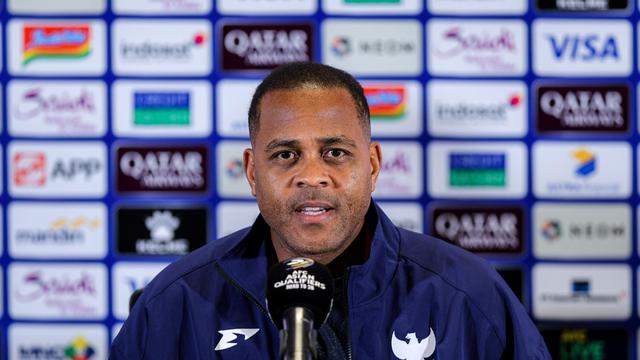 Pelatih Timnas Indonesia, Patrick Kluivert berbicara kepada awak media jelang laga melawan Bahrain, Senin (23/3/2025). (Bola.com/Bagaskara Lazuardi)