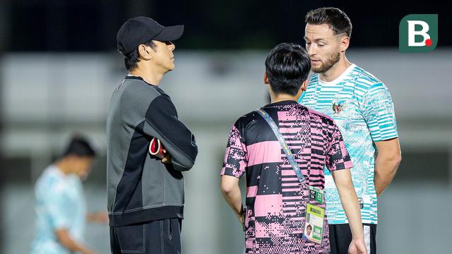 Pelatih Timnas Indonesia, Shin Tae-yong berbincang dengan Marc Klok, saat sesi latihan jelang melawan Timnas Vietnam di Stadion Madya, Senayan, Jakarta, Rabu (20/3/2024). (Bola.com/Bagaskara Lazuardi)