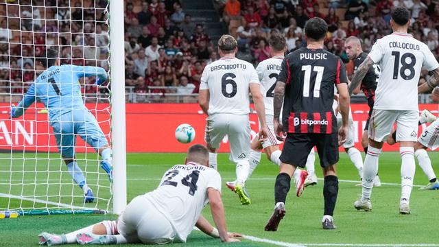 Kiper Cremonese, Emil Audero, berusaha meghalau bola dari serangan AC Milan pada laga matchday 1 Serie A 2025/2026 di San Siro, Minggu (24/08/2025) dini hari WIB. (AP Photo/Luca Bruno)