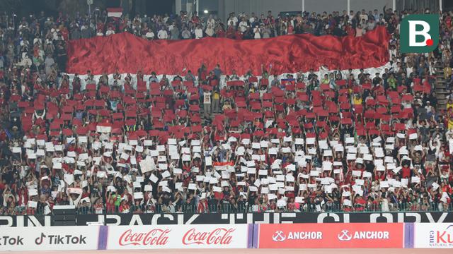 Para suporter Indonesia memberikan dukungan kepada Timnas Indonesia U-22 dengan membuat konfigurasi dan membentangkan bendera Merah Putih raksasa pada laga final cabor sepak bola SEA Games 2023 menghadapi Thailand di National Olympic Stadium, Phnom Penh, Kamboja, Selasa (16/5/2023). (Bola.com/Abdul Aziz)