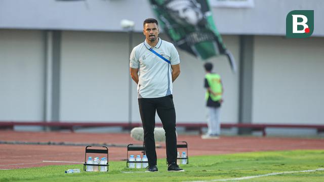 Pelatih Persita Tangerang, Carlos Pena pada pertandingan melawan Persebaya Surabaya pada pekan kedua BRI Super League 2025/2026 di Indomilk Arena, Sabtu (16/8/2025). (Bola.com/ Abdul Aziz)