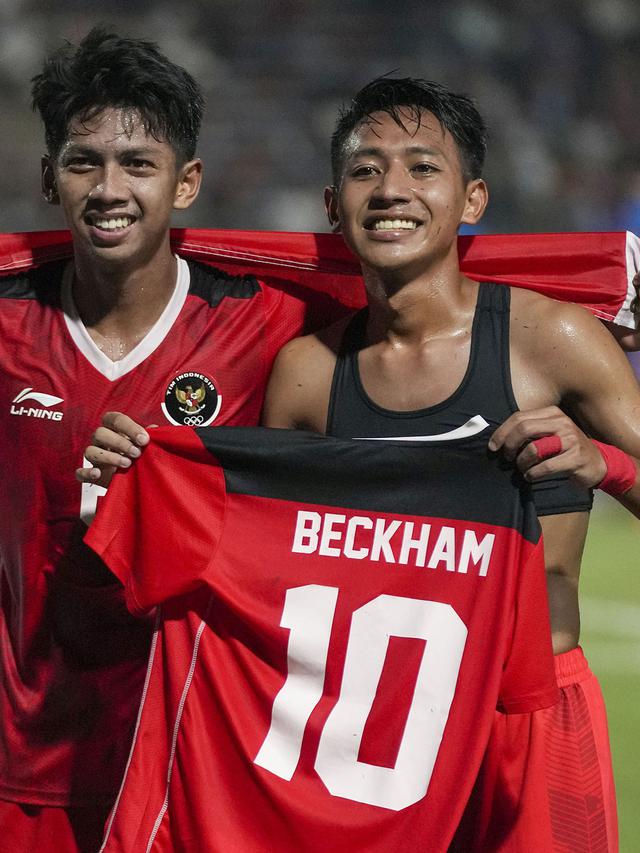 Pemain Timnas Indonesia U-22, Beckham Putra (kanan) dan Ananda Raehan berpose saat merayakan kemenangan pada laga final sepak bola SEA Games 2023 melawan Thailand di Olympic Stadium, Phnom Penh, Kamboja, Selasa (16/05/2023). Skuad Garuda Nusantara menang dengan skor 5-2. (AP Photo/Tatan Syuflana)