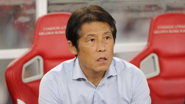 Pelatih Thailand, Akira Nishino, saat melawan Indonesia pada laga kualifikasi Piala Dunia 2022 di SUGBK, Jakarta, Selasa (10/9). Indonesia takluk 0-3 dari Thailand. (Bola.com/M Iqbal Ichsan)