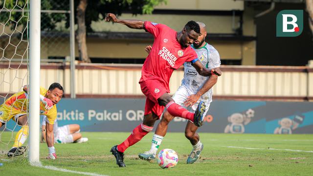 Pemain Semen Padang, Ikechukwu Kenneth Ngwoke berusaha mencetak gol melalui tendangan backheel ke gawang PSS Sleman pada laga lanjutan BRI Liga 1 2024/2025 di Stadion STIK, Jakarta, Senin (26/08/2024). (Bola.com/Bagaskara Lazuardi)