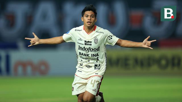 Selebrasi pemain Bali United, Rahmat Arjuna setelah menjebol gawang Persija Jakarta pada laga pekan ke-13 BRI Liga 1 2023/2024 di Stadion Patriot Candrabhaga, Bekasi, Minggu (24/9/2023). (Bola.com/M Iqbal Ichsan)