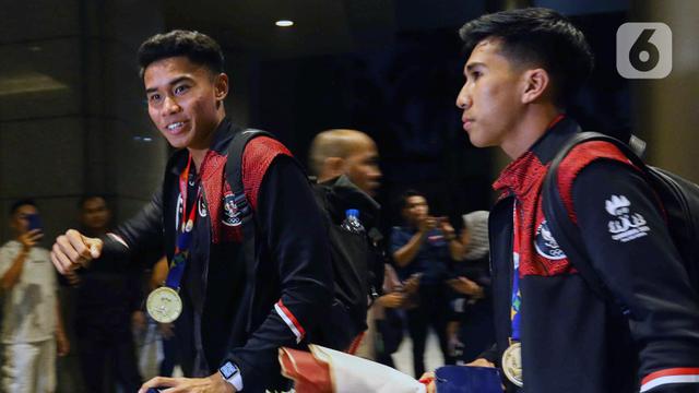 Pemain timnas Indonesia U-22, Muhammad Ferrari saat tiba di salah satu hotel di Jakarta usai meraih emas cabang sepak bola SEA Games 2023 Kamboja, Kamis (18/5/2023). (Liputan6.com/Herman Zakharia)