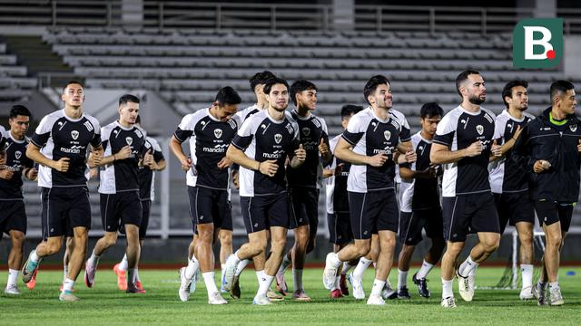 Pemain Timnas Indonesia, Kevin Diks, saat sesi latihan jelang lawan Jepang di Stadion Madya, Jakarta, Selasa (11/12/2024). (Bola.com/Bagaskara Lazuardi)