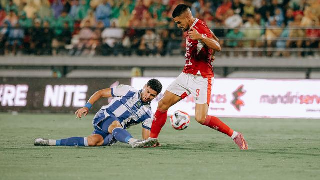 Pertandingan Bali United versus Persib Bandung di BRI Super League 2025/2026. (Alit Binawan/Bola.com)