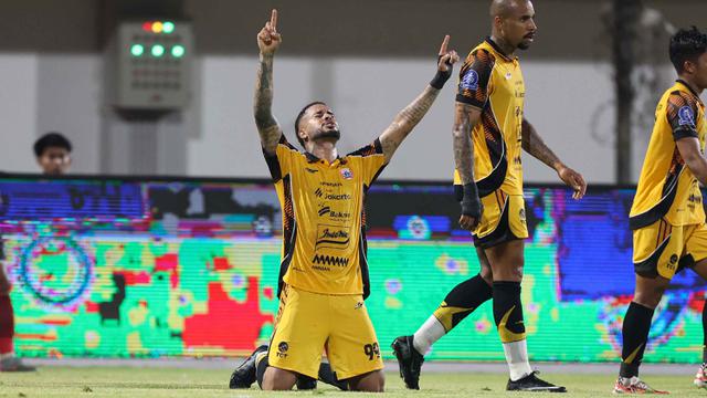 Hasilnya, pada menit ke-37, Maxwell Souza berhasil merobek jala gawang Madura United. (Bola.com/Abdul Aziz)