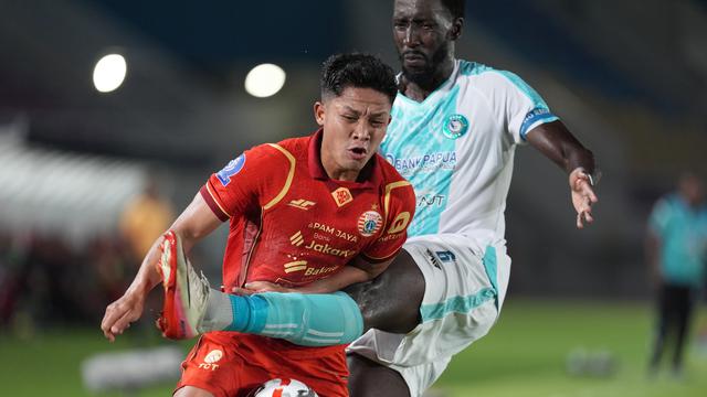 Bek PSBS Biak, Sandro Embali mencoba merebut bola dari penguasaan bek kanan Persija Jakarta, Rio Fahmi dalam laga pekan ke-11 BRI Super League 2025/2026 di Stadion Manahan, Solo, Jumat (31/10/2025). (Dok. Persija)