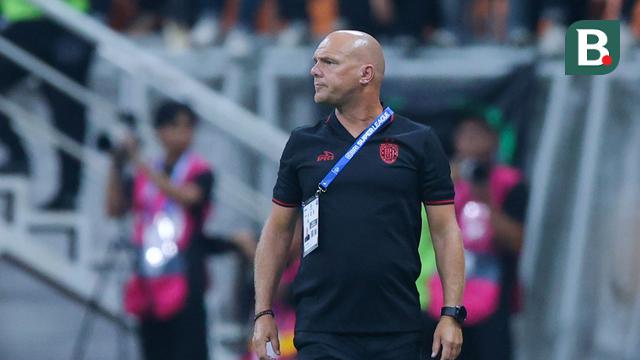 Pelatih Bali United, Johnny Jansen dalam laga pekan kelima BRI Super League 2025/2026 melawan Persija Jakarta di Jakarta International Stadium (JIS), Minggu (14/9/2025). (Bola.com/M. Iqbal Ichsan).
