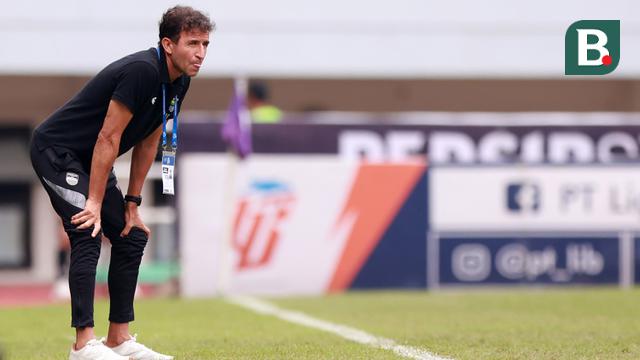 Pelatih Persib Bandung, Luis Milla mengamati permainan anak asuhnya saat melawan Persik Kediri pada laga BRI Liga 1 2022/2023 di Stadion Pakansari, Bogor, Rabu (8/3/2023). (Bola.com/M Iqbal Ichsan)