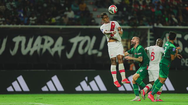 Persebaya Surabaya berhasil meraih kemenangan 2-1 atas Persis Solo pada pekan ke-11 BRI Super League 2025/2026 di Stadion Gelora Bung Tomo, Surabaya, Minggu (2/11/2025). (dok. Persis Solo)