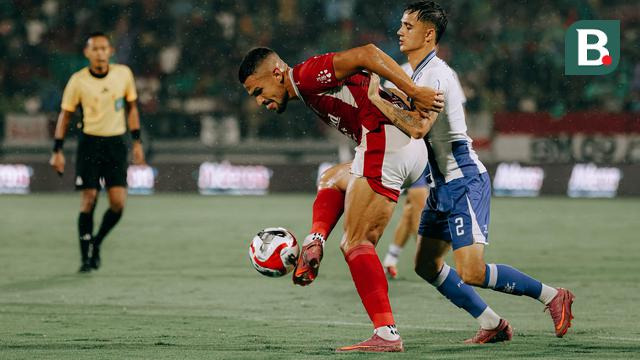 Pertandingan Bali United versus Persib Bandung di BRI Super League 2025/2026. Tampak Eliano Reijnders (kanan) berduel dengan pemain Bali United. (Alit Binawan/Bola.com)