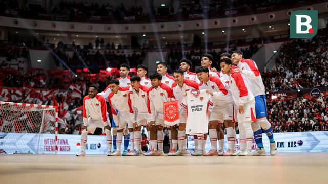 Deretan pemain Timnas Futsal Indonesia berfoto bersama sebelum laga uji coba melawan Australia di Indonesia Arena, Senayan, Jakarta, Sabtu (01/11/2025). (Bola.com/Bagaskara Lazuardi)