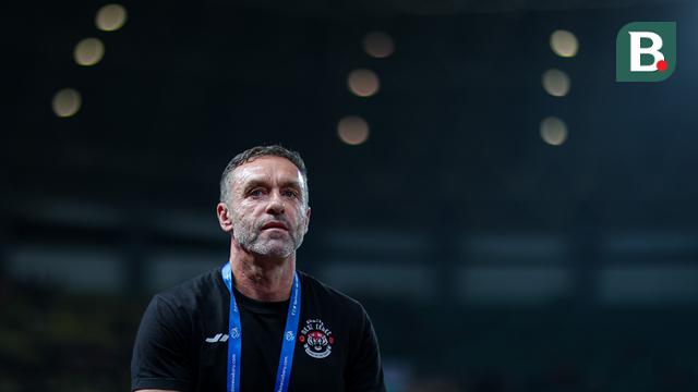 Pelatih Persija Jakarta, Thomas Doll, hadir dalam pertandingan pekan ke-23 BRI Liga 1 2023/2024 antara Persija Jakarta melawan PSS Sleman yang berlangsung di Stadion Patriot Chandra Bhaga, Bekasi, Sabtu (16/12/2023). (Bola.com/Bagaskara Lazuardi)