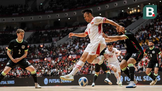 Pemain Timnas Futsal Indonesia, Samuel Eko, memberikan umpan back heel dalam laga uji coba melawan Australia di Indonesia Arena, Senayan, Jakarta, Sabtu (01/11/2025). (Bola.com/Bagaskara Lazuardi)