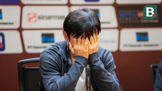 Reaksi pelatih Timnas Indonesia, Shin Tae-yong saat konferensi pers usai laga menghadapi Vietnam yang berakhir dengan kemenangan 1-0 pada laga Grup F kualifikasi Piala Dunia 2026 Zona Asia di Stadion Utama Gelora Bung Karno (SUGBK), Senayan, Jakarta, Kamis (21/3/2024). (Bola.com/Bagaskara Lazuardi)