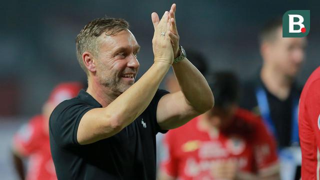 Pelatih Persija Jakarta, Thomas Doll merayakan kemenangan timnya atas Persita Tangerang usai laga pekan ke-6 BRI Liga 1 2022/2023 antara Persija Jakarta melawan Persita Tangerang di Stadion Patriot Candrabhaga, Bekasi, Rabu (24/8/2022) malam WIB. (Bola.com/M Iqbal Ichsan)