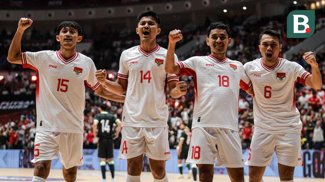 Pemain Timnas Futsal Indonesia merayakan gol yang dicetak oleh Reza Gunawan dalam laga uji coba melawan Australia di Indonesia Arena, Senayan, Jakarta, Sabtu (01/11/2025). (Bola.com/Bagaskara Lazuardi)