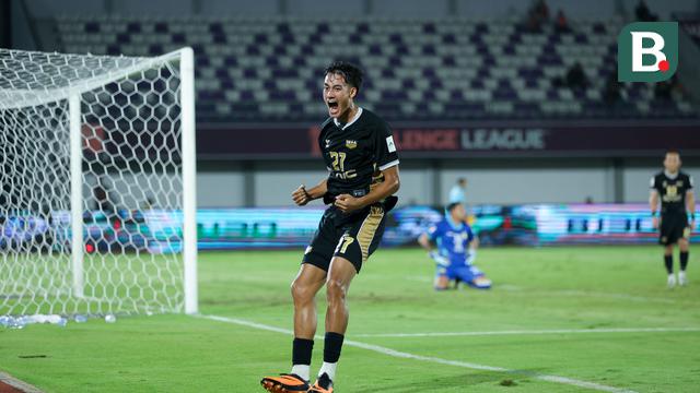 Ekspresi emosional Rafael Struick usai mencetak gol pertamanya untuk Dewa United. Tembakan terukur Struick membobol gawang klub Myanmar, Shan United dalam laga terakhir AFC Challenge League 2025/2026 di Indomilk Arena, Tangerang, Sabtu (1/11/2025) malam. (Bola.com/M. Iqbal Ichan)